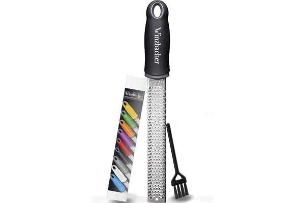 Winzbacher – Râpe Zesteur Premium | Râpe à Parmesan, Citron, Muscade, Gingembre | Lame en Acier Inoxydable Ultra-Tranchante | Passe au Lave-Vaisselle | Brosse de Nettoyage Incluse