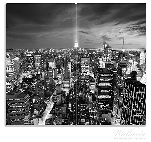 Wallario Herdabdeckplatte / Spritzschutz aus Glas, 2-teilig, 60x52cm, für Ceran- und Induktionsherde, New York bei Nacht - Panoramablick über die Stadt - schwarzweiß