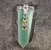 Produktbild 53 MM (ca. 11 g) 7 Chakra Aventurin grün flach Point Kristall Anhänger mit einer silber Teller Fassung Verziert mit Rot Granat (Wurzelchakra), Karneol Orange (Sakralchakra), Citrin (Solar Plexus Chakra), Peridot (Herzchakra), Rainbow Mondstein (Hals-Chakra), Iolith (Third Eye Chakra) und Amethyst (Kronenchakra) mit 1 x Tiger 's Eye und 1 x Schwarz Obsidian Kugel (15–20 mm) Reiki Healing Zauberstab