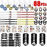 88PCS Piraten Mitgebsel Set - 12 Stück Piraten Armbänder mit 4 Arten, 12 Stück Pirat Ringe mit 4 Arten, 12 Stück Pirat Schlüsselanhänger mit 6 Arten, 16 Blatt Pirat Tattoos, 12 Stück Piraten Augenklappe, 24 Stück Schnurrbart. Fast alle Jungen mögen den Piraten, die Vielfalt der Piratenspielzeuge als Geschenk für Ihren Sohn und Enkel, das Kind eines Freundes, Neffen, sie werden sie sehr lieben.