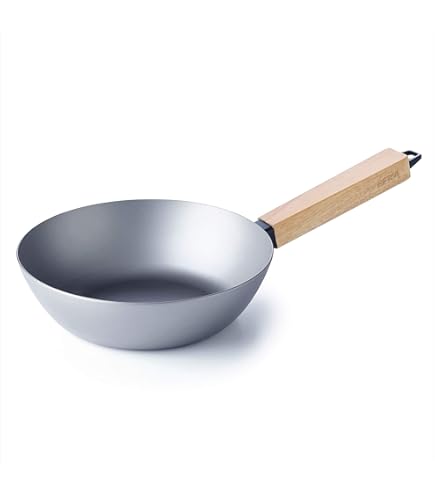 MasterPro Odín koekenpan met antiaanbaklaag, 24 cm, van geperst ijzer, hoge warmteopslagcapaciteit, ergonomische handgreep van acaciahout, voor alle warmtebronnen