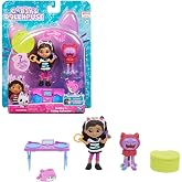 Gabby's Dollhouse Gabby ve kedi fig&uuml;rl&uuml; Cat-tivity seti, 2 aksesuar, s&uuml;rpriz kutusu ve mobilya, 3 yaşından b&uuml;y&uuml;k &ccedil;ocuklar i&ccedil;i
