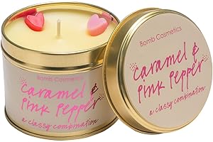 Bomb Cosmetics - Candela profumata al caramello e pepe rosa, contiene oli essenziali puri di pepe nero e legno di sandalo; vegan friendly; 30-35 ore di combustione.