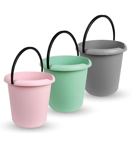 2friends Maria - Lot de 3 seaux de nettoyage - 5 l - En plastique - Avec couvercle - Convient à un usage alimentaire - 3 couleurs assorties - Fabriqué en UE - Modèle : Maria 2friends Maria - Lot de 3 seaux de nettoyage - 5 l - En plastique - Avec couvercle - Convient à un usage alimentaire - 3 couleurs assorties - Fabriqué en UE - Modèle : Maria