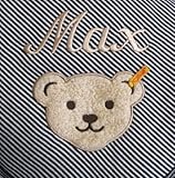 Steiff Babydecke mit Ihrem Wunsch Namen in der abgebildeten Stickschrift bestickt marine blau fein gestreift 90 cm x 60 cm Steiff Collection 6650 - 2