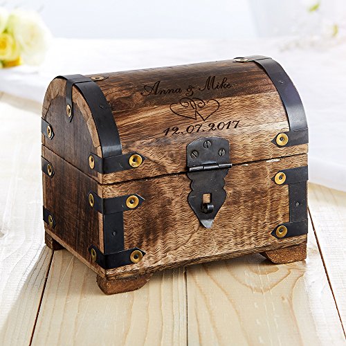 Geld-Schatztruhe zur Hochzeit aus dunklem Holz mit individueller Gravur – für das Geldgeschenk zur Hochzeit – Schmuck-Kästchen aus hellem Holz mit [Wunschname] und [Datum] – Hochzeitsgeschenk – Motiv Herzen – 14 x 11 x 13 cm - 2