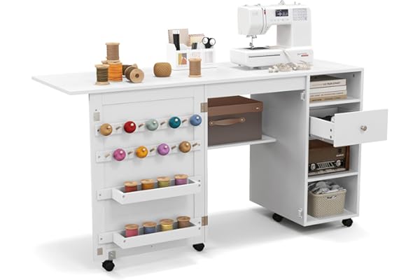COSTWAY Table de Couture Pliante, Meuble Machine à Coudre avec 4 Compartiments Ouverts et 1 Tiroir de Rangement, 18 Rangées de Bâtonnets, 2 Plateaux de Rangement, roulettes Verrouillables, Blanc