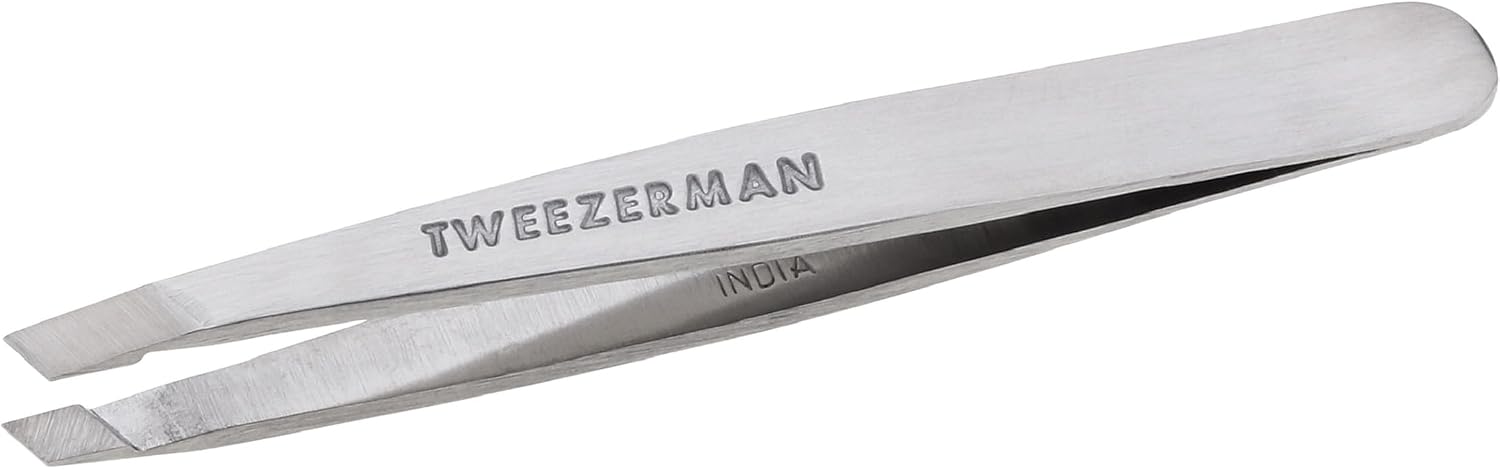 TWEEZERMAN Mini pinza (puntas de precisión inclinadas afiladas a mano, calidad profesional, ergonómica, para cejas, acero inoxidable)