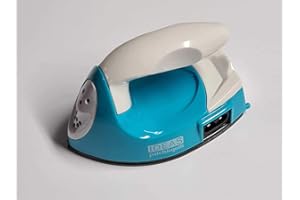 IDEAS PATCH&QUILT Mini ferro da stiro, funzionante senza vapore, per patchwork, con piastra antiaderente. Ideale per patchwork, applicazioni, fibra Angelina e origami, per stirature rapide e piccoli ritocchi. Doppio voltaggio. Potenza: 25 W.