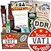 Produktbild Bester Vati Geschenke DDR - Bester Vati der Welt -Ostpaket 9tlg. „echte Männer in der DDR “ inkl. Geschenkverpackung mit Ostmotiven. DAS Ostprodukte Geschenk für Männer mit Bier + Schnaps + Kondomen + Erichs Rache und mehr. Für Ostalgiker ein tolles Geschenk ++ DDR Männergeschenke für Vatis - Ossi Paket Ostpaket für Männer DDR Paket Ostprodukte Präsentkorb Ostprodukte Geschenk für Männer DDR Box Geschenkidee
