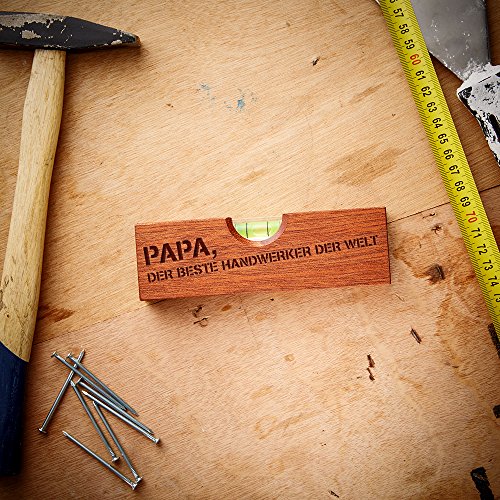 Flaschenöffner im Wasserwaagen-Look mit Gravur für Papa – Papa, Der beste Handwerker der Welt – lustige Geschenkidee für Männer– Geburtstags- und Vatertags-Geschenk - 3