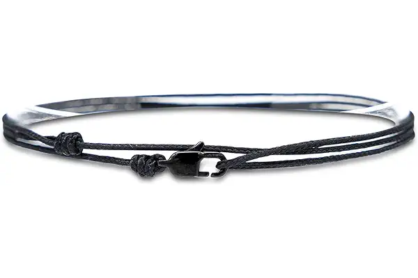Made by Nami Tobilleras Fina para Hombres y Mujeres con Cierre de Mosquetón Hecha a Mano - Joyería Marítima para Surfistas - Tobilleras de Tela Minimalista - 100% Impermeable y Ajustable (Negro)