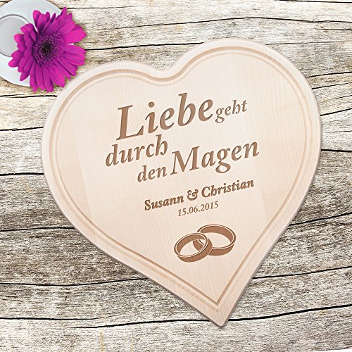 Schneidebrett Herz zur Hochzeit mit Gravur “ Liebe geht durch den Magen “ – Motiv Ringe – Personalisiert mit Namen und Datum – Küchenbrett aus 1,5 cm dicken Ahorn Holz mit Saftrille – 30 cm x 30 cm - 2