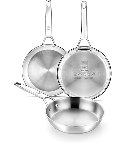 Set Di Utensili Da Giardino In Plastica Rossa, Guanti Di Protezione Verde Che Piantano Pomodoro Una Pentola Su Uno Sfondo Legno Image169484576