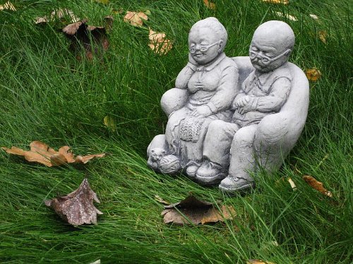 Nr.121 Steinfigur Mann Frau Oma und Opa 01 18 cm ca. 2,8 kg Frostfest Stein - 3