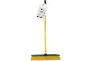 FRITZE FUSSELSCHRECK Fritze® Krallenbesen Hof & Garten 65 cm Kehrbreite mit Stiel – Abgewinkelte Borsten für Laub, Nadeln, Sand & unebene Böden – Ideal für Pflastersteine & Gartenwege – Premiumbesen – Made in Germany