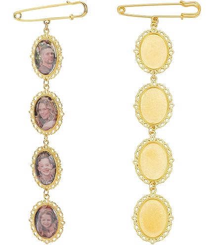 Trouwring, Mooi Boeket, Bruids Toebehoren De Uitnodigingskaart Van Het Huwelijk Gouden Trouwringen Met Bloemen En Veel Liggen Op Een Image144557162