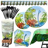 SIRVE A 25 PERSONAS: Esta vajilla desechable para fiestas con diseño de dinosaurio incluye suficientes artículos para 25 personas; Contiene 25 unidades de cada uno de los siguientes accesorios: platos de papel, platos de postre, vasos de papel, servilletas, 25 tenedores, 25 cucharas, 25 cuchillos, 1 mantel y 1 pancarta.