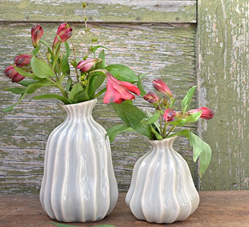 Stilvoll gestyltes Vasen 2er Set. Keramikvase mit Rillenstruktur in hellgrau im 2. Set