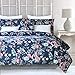 Produktbild Cynthia Rowley Bedding 3-teiliges Bettwäsche-Set für Queen-Size, Blumenmuster mit großen Blumen in den Farbtönen von Rosa, Hellblau, Grau, Gelb auf Dunkelblau