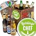 Produktbild Lieblings-Chef | Bierset mit Bieren der Welt | Bier Geschenk Box mit Bieren der Welt INKL | 6x Geschenk Karten für jeden Anlass + 1x Bier - Bewertungsbogen + 3 Urkunden | Individuelle Geschenk-Box - Lieblings-Chef | ausgefallene Geschenke Chef Geschenk Ideen Chef Chef Geburtstagsgeschenk Geschenke für Lieblingschef Geschenke für den Chef