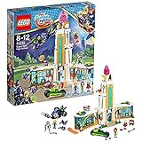 Das Zubehör umfasst einen Werkzeugschrank, einen Schraubenschlüssel, eine Flasche Wachstumstrank, Supertassen, einen Umhang, einen Amethystsplitter, Rankenkräfte, Poison Ivys Blume, Supergirls Telefon, eine Schere und eine Portion Sushi