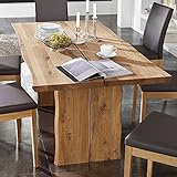 Massivholztisch ist zerlegt zum Selbstaufbau.