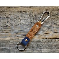 Leder Karabiner Schlüsselanhänger personifiziert mit Monogramm, Wunschname Ringhalter Klammer Schlüssel graviertes personalisiertes Karabiner-haken Geschenk