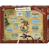 Zu Grundausbildung eines echten Piraten gehört das Erlernen der Seemannsknoten.(ca. 33 x 24 cm) mit Befestigungsschnurr 2 Taue 1 Klampe 1 Karabinerhaken 10 Knotenkarten Achtung: Warnhinweise nach EU-Spielzeugrichtlinie (2009/48/EG) Kinder unter 3 JahrenNicht für Kinder unter 3 Jahren geeignet. Strangulationsgefahr durch Schlingbildung Achtung! Verpackung ist kein Spielzeug. Verpackung vor dem Spielen entfernen. Anschrift aufbewahren. .