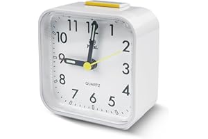 Tekenewbse Analoger Nachttischwecker, Tischuhr mit Schlummerfunktion und Licht, batteriebetriebene, Reisewecker, leiser Wecker, tragbarer Alarm (Weiß)