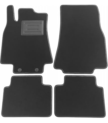 Kit Tappetini Auto QUEMAR Per Mercedes Classe A/CLA/GLA (2012-2018) - Personalizzati Con Ricami, Made In Italy, Moquette E Gomma, Bordo Rosso