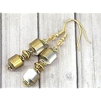 Venezia Stahl Ohrringe mit weiß und gold galvanisierten Keramikperlen