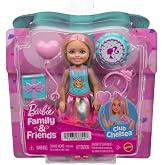 Barbie Sarı sa&ccedil;larında pembe me&ccedil;ler olan ve doğum g&uuml;n&uuml; temasına uygun renkli bir elbise giyen 15 cm'lik k&uuml;&ccedil;&uuml;k Barbie Club Che