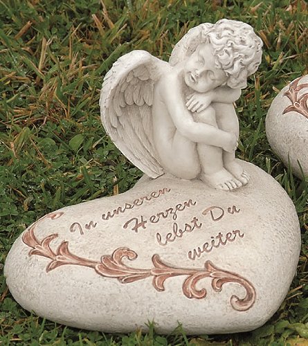 Trauerengel auf Herz Grabschmuck Engel mit Spruch In unseren Herzen... Kunstharz 18x16x13 cm