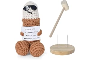 Naapesi Bambola Patata Amigurumi Divertente all’Uncinetto con Base in Legno e Mini Martello – Pupazzo Fatto a Mano con Frase Positiva – Decorazione da Scrivania o Regalo Motivazionale