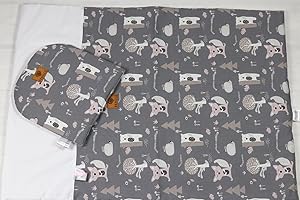 ‎FENSILO FENSILO - Baby Bettdecke und Kissen - Zweiseitige Steppdecke – Kuscheldecke - Schlafdecke für Neugeborene – Babybett, Kinderwagen oder auf Reisen - 100 x 75cm, graue und weiße Decke