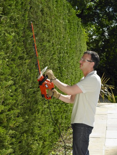 Black+Decker GT5050 500W Elektro-Heckenschere Schwertlänge 50cm, 22mm Schnittstärke, 2-Hand-Schaltung, asymmetrischer Klingenschliff inkl. Messerschutzhülle, schwarz orange - 4