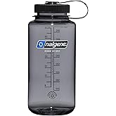 Nalgene Sustain Tritan BPA i&ccedil;ermeyen su şişesi,%50 plastik atıktan, 900 ml, geniş ağız, gri siyah kapaklı
