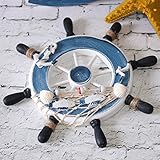 Esta rueda de la nave de madera con una red de pesca, algunas conchas y cuerda en que lo convierten en la pared de la decoración náutica colgando perfecto para acentuar su casa.