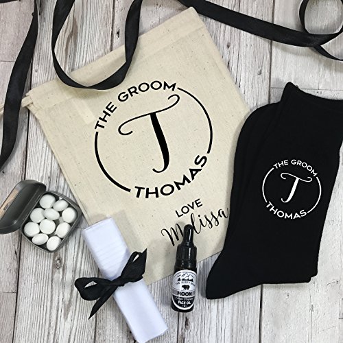 Preisvergleich Produktbild personalisierbar Monogramm Groom Hochzeit Geschenk-Set Socken, Münzen, Gesicht Öl, Taschentuch mit Geschenk Tüte