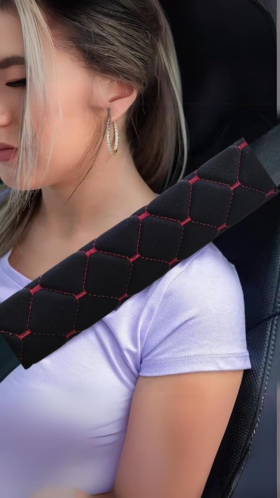 Emniyet kemeri rahatlatıcı, omuz pedi, Baklava desen Nakışlı, 2 adet çanta askısı rahatlatıcı,Boyun kesme önleyici, Voleur kumaş, Terletmez (Siyah-Kırmızı Nakışlı)