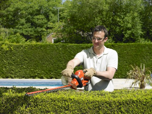 Black+Decker GT5050 500W Elektro-Heckenschere Schwertlänge 50cm, 22mm Schnittstärke, 2-Hand-Schaltung, asymmetrischer Klingenschliff inkl. Messerschutzhülle, schwarz orange - 5