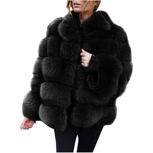 Het Meisje In Een Beige Korte Bontjas En Bruine Laarzen Met Stromend Haar Zit Op De Sneeuw Dichtbij Boom Mooie Image147391245