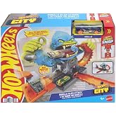 Hot Wheels Oyuncak araba izleme seti, şehir oyuncak seti, devasa goril saldırısı ve 1:64 &ouml;l&ccedil;eğinde ara&ccedil;, rakiplerle meydan ok
