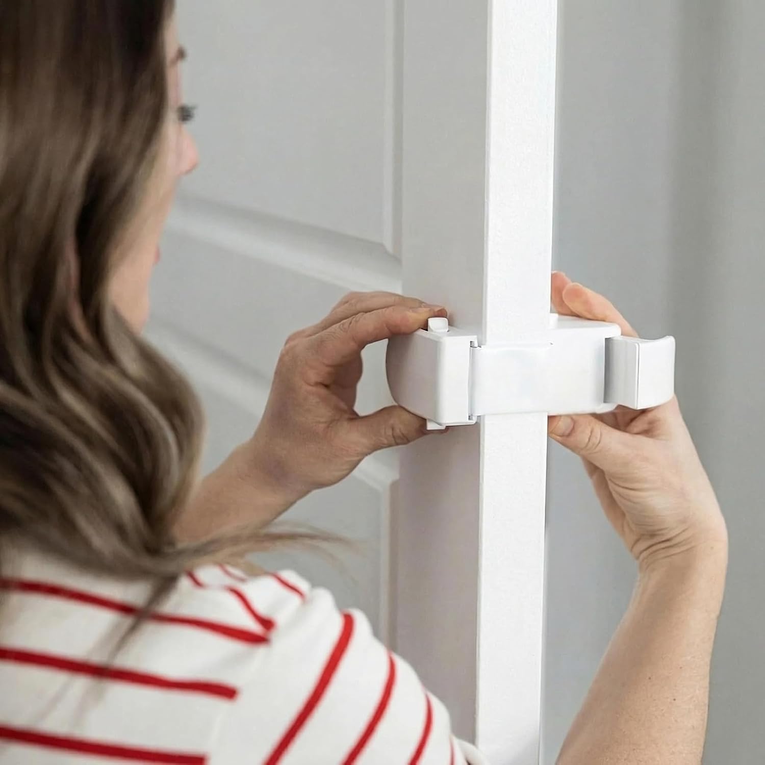 ALINUOYQ 1 PCS Hug Lock Child Proof Door Lock, Snap On Door Lock Child Can't Reach or Defeat for Kids Cats Dogs, No Tools or Adhesives Required Simple Install Safety Front Door Lock for Toddlers