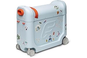 Stokke JetKids BedBox, Blue Sky - Aufsitzkoffer für Kinder von 2-7 Jahren (bis 35 kg) - Lässt Sich in EIN Bett verwandeln - Inklusive Matratze, dekorativen Aufklebern & verstellbarem Tragegurt