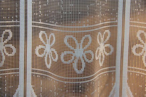 Bezaubernde Scheibengardine “ BLUMENRANKE “ mit praktischem Stangendurchzug – Bistrogardine und Küchengardine – in der Breite kinderleicht kürzbar – weisses Voile mit dezenten Blumen versehen – halbtransparent – Breite der Gardine 130 cm / Höhe in verschiedenen Größen erhältlich – stilvoll und elegant – für Fenster von 60 cm bis 130 cm Breite – NEU aus dem KAMACA-SHOP (Breite 130 cm x Höhe 45 cm) - 5