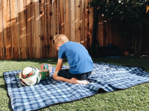 The Friendly Swede blau-karierte Picknickdecke mit praktischem Tragegriff – Badedecke Stranddecke - 6