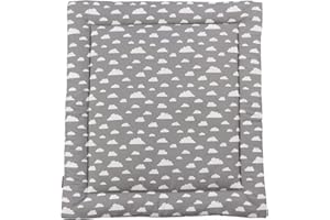 Puckdaddy Wickelauflage Clara - 65x75 cm, Wickelunterlage aus 100% Baumwolle nach OEKO-TEX geprüft, mit Wolken Muster in Grau, weiche Wickeltischauflage für Wickelkommoden, waschmaschinengeeignet