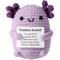 TOYMIS Peluche Marshmallow Positif Rose - Mini Poupée Tricotée Amusante Avec Carte Encouragement